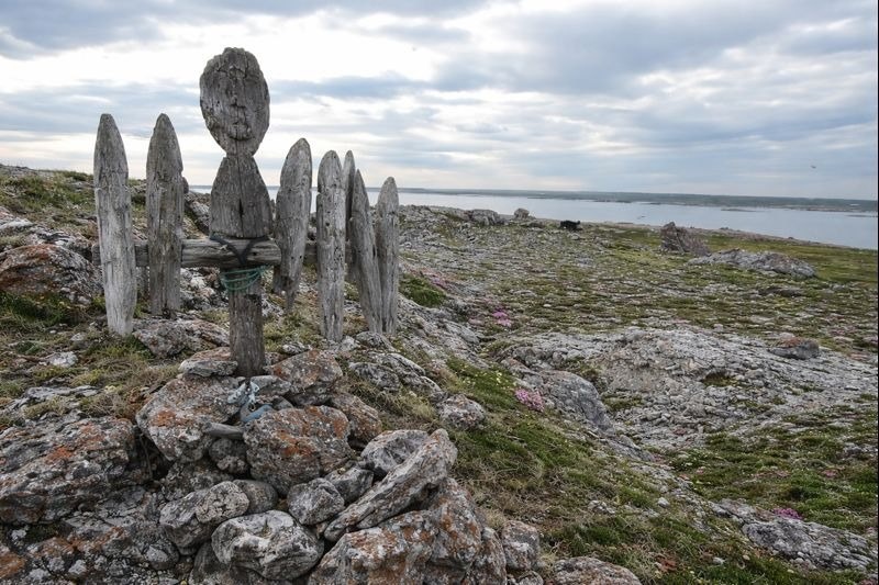 Со стороны это просто камни и дерево.
Для своих это место, где останавливаются