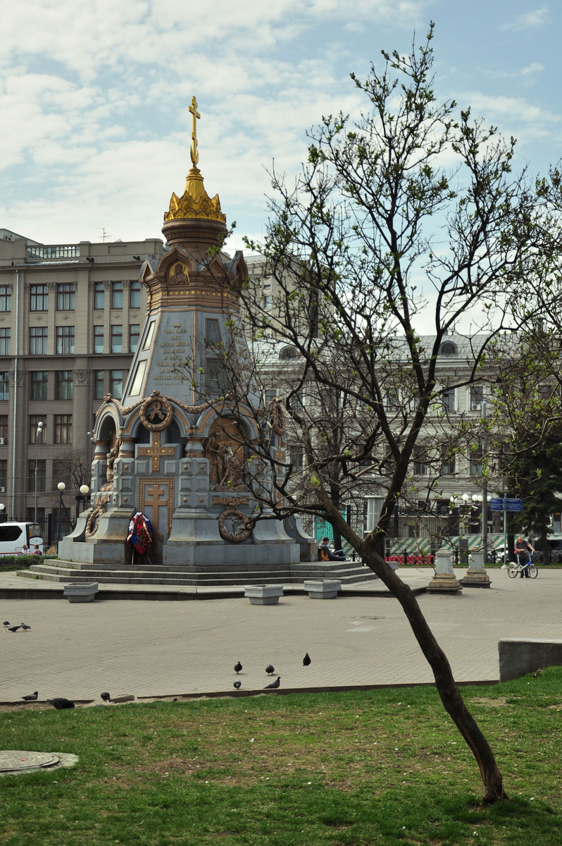 Тумбы-копилки в кадре справа 