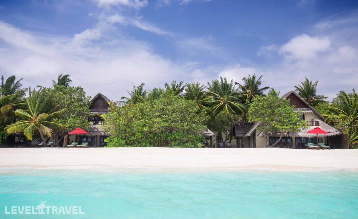 Вот такие шикарные виллы для гостей на пляже. Есть просторные и комфортабельные виллы на воде. Фотография взята с сайта Level.Travel. Реклама. ООО «Левел Тревел». ИНН 7716697924.