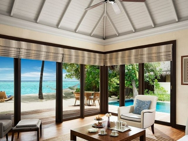 Одна из роскошных вилл с собственной терассой, бассейном и выходом к пляжу. Фотография взята с сайта Трэвелата. Реклама. ООО «Тревел Технологии». ИНН 7731340252.