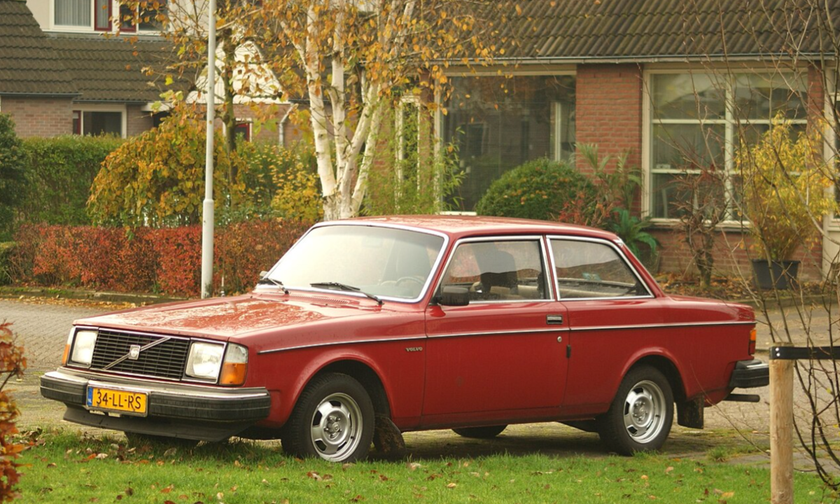 Европейская спецификация: двухдверный седан 242 DL