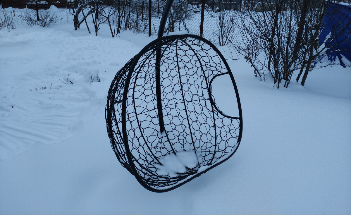 Кресло- капелька как будто левитирует