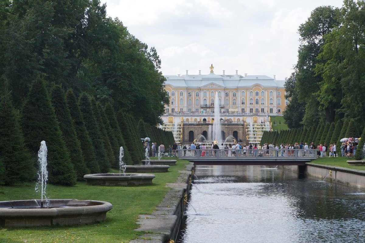 Петергоф. Нижний парк. Вид на большой дворец. 