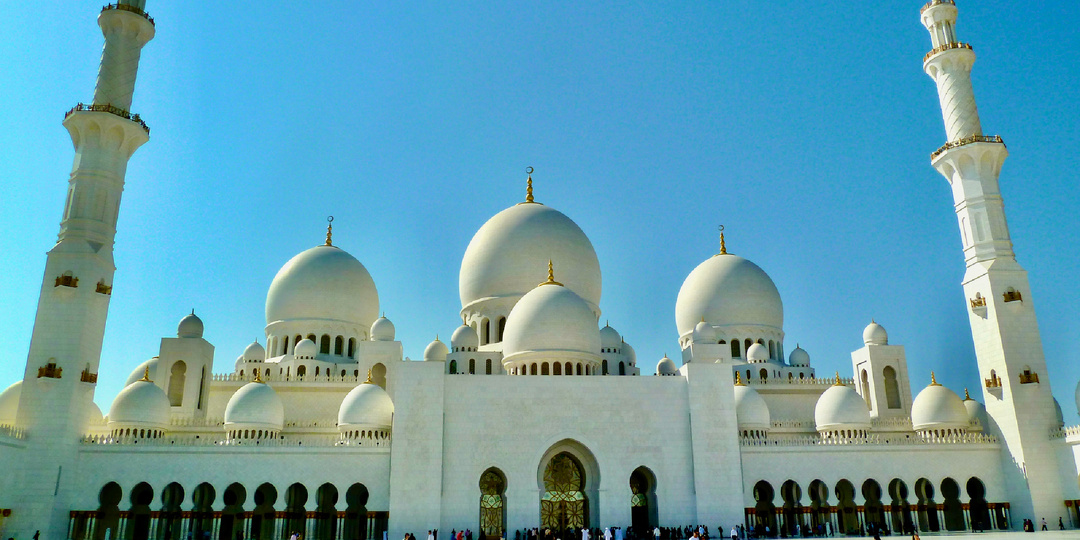 Отправляемся в ОАЭ: где небоскребы дружат с горами, а в гости можно к султану