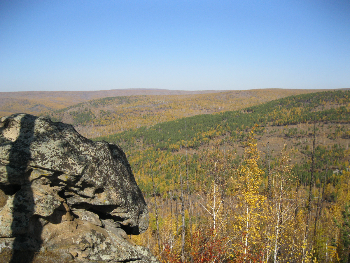 Вид на долину ручья и каменные россыпи