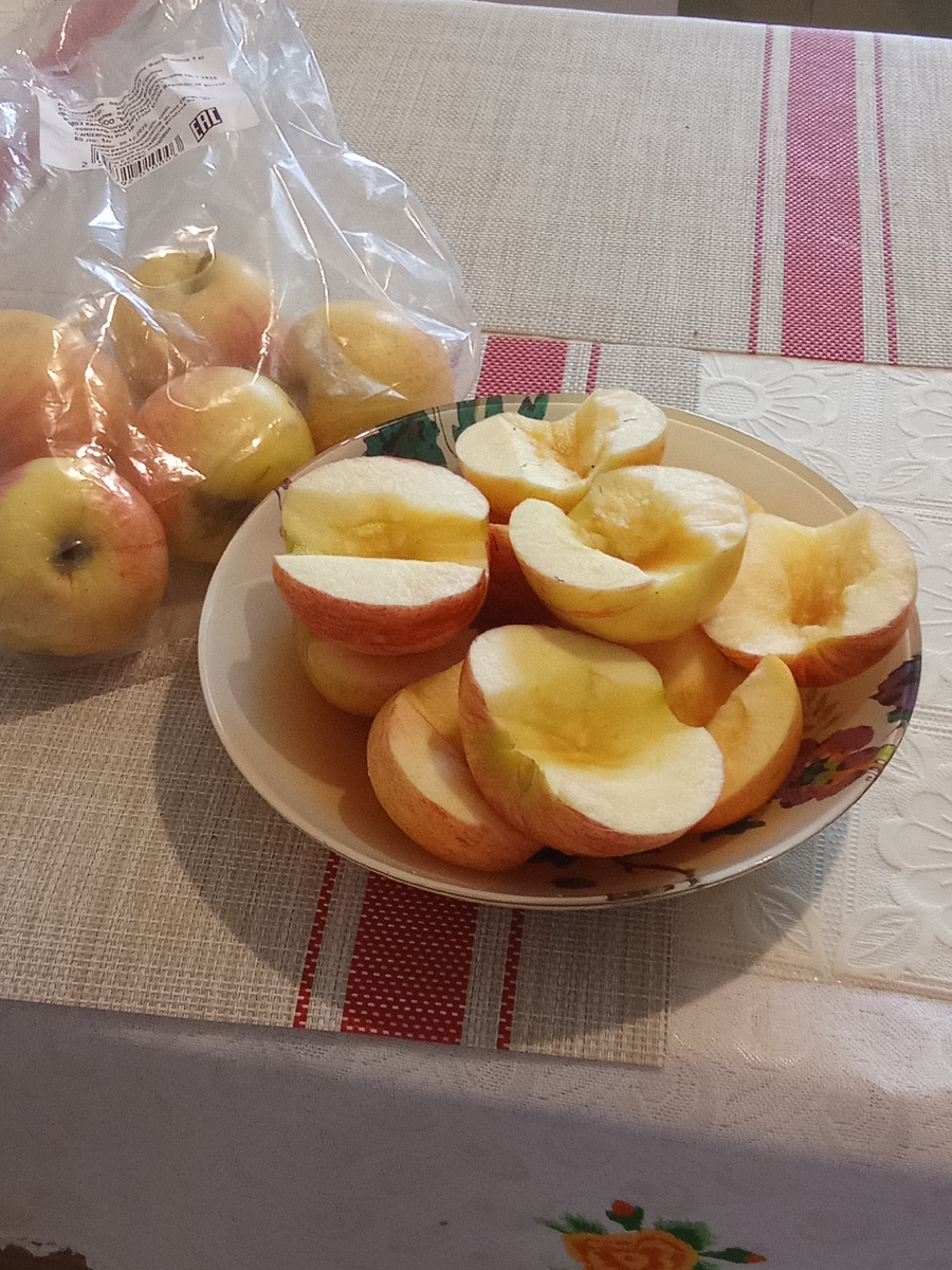 Яблоки помыла и порезала.