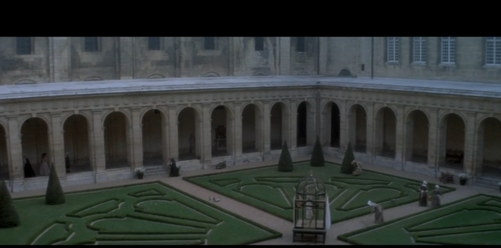 Классический французский парковый партер в аббатстве. Симметрия - главное. Скрин из фильма.