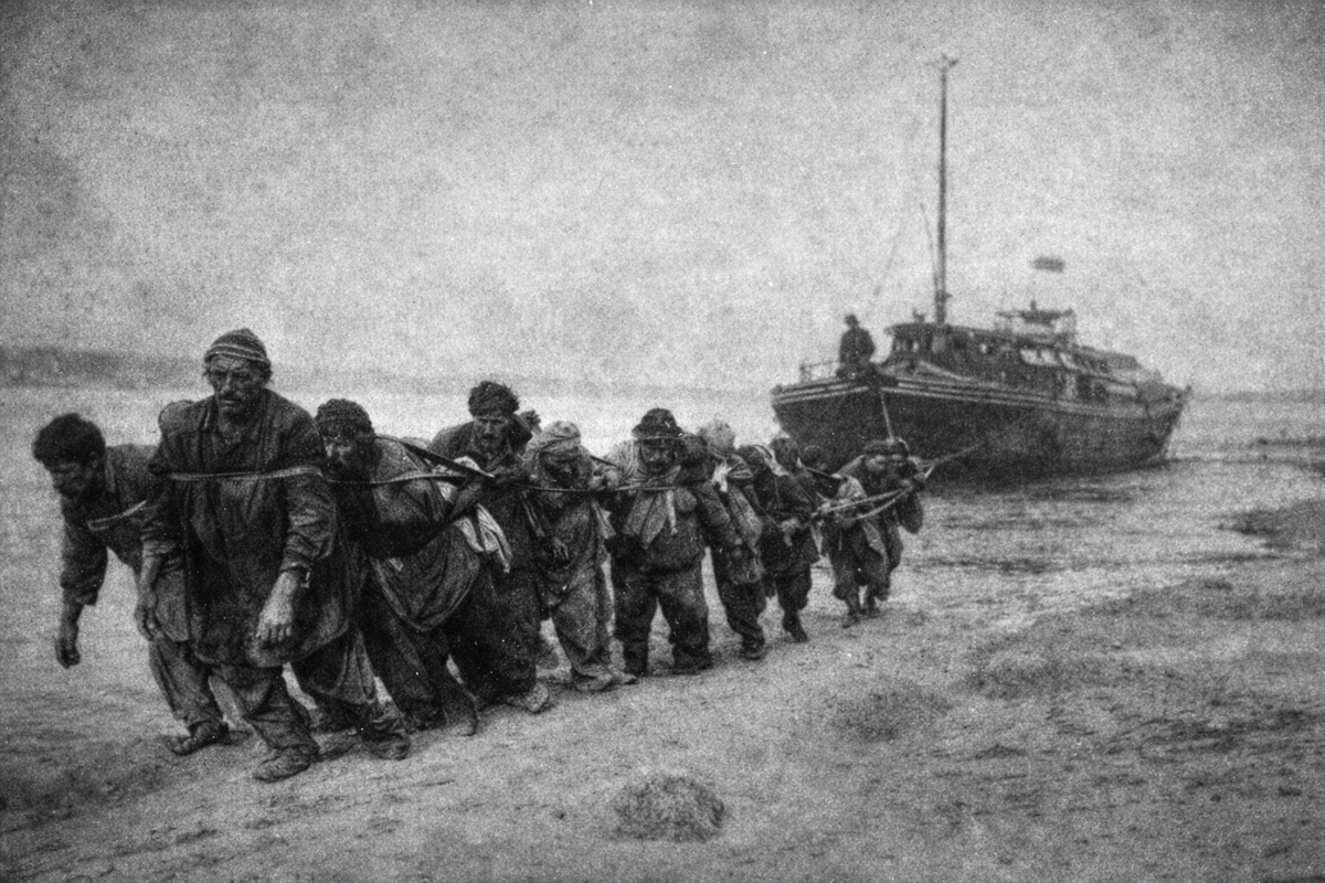 Бурлаки тянут баржу по Волге лямкой 1870-е годы