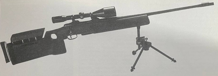 Снайперская винтовка ССГ 2000 компании ЗИГ на треногой сошке.