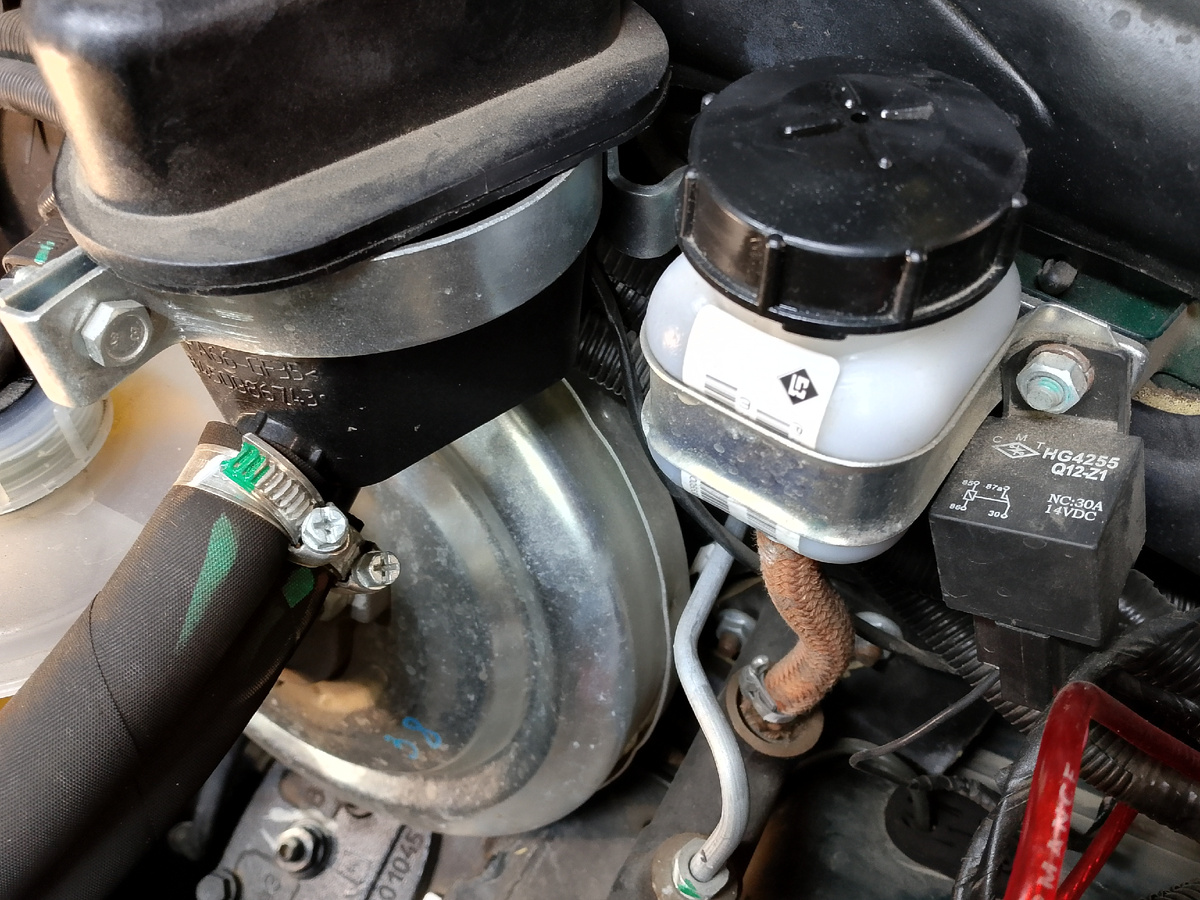 Бачок привода сцепления. Фото автора.