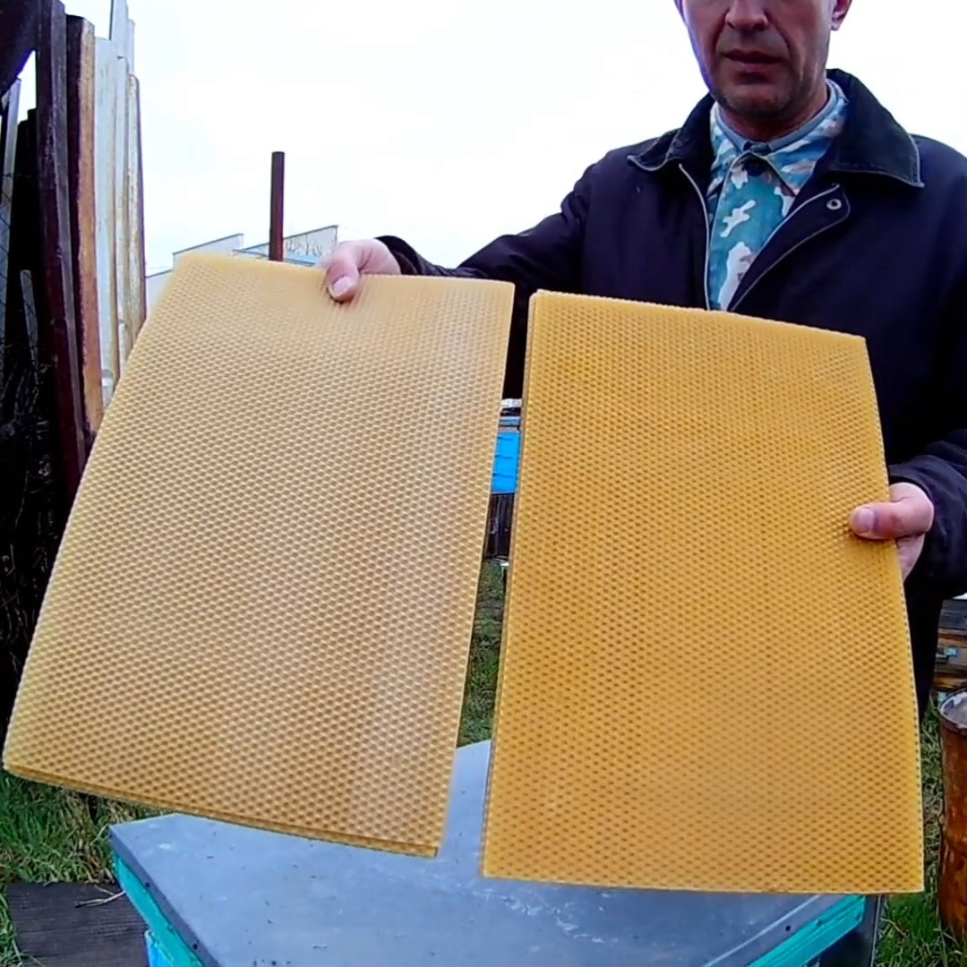 слева вощина с налётом