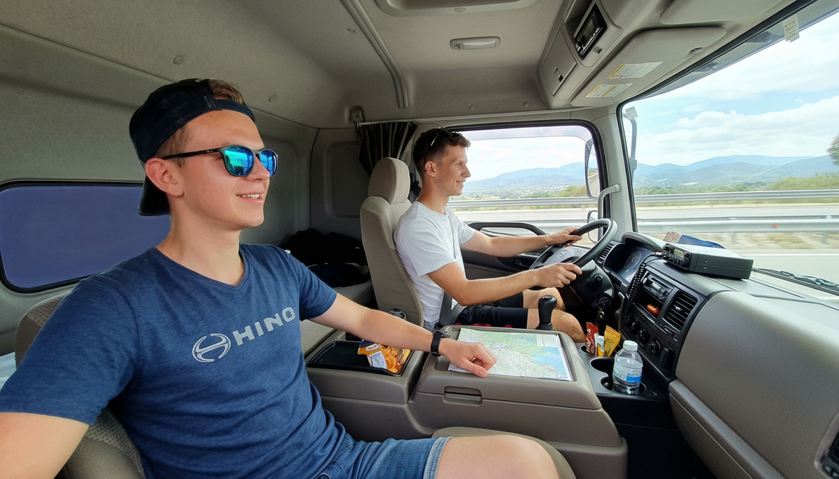 "Дальнобойщики"? - Демо-версия, ибо познать романтику далнобоя не пожелаешь и врагу.