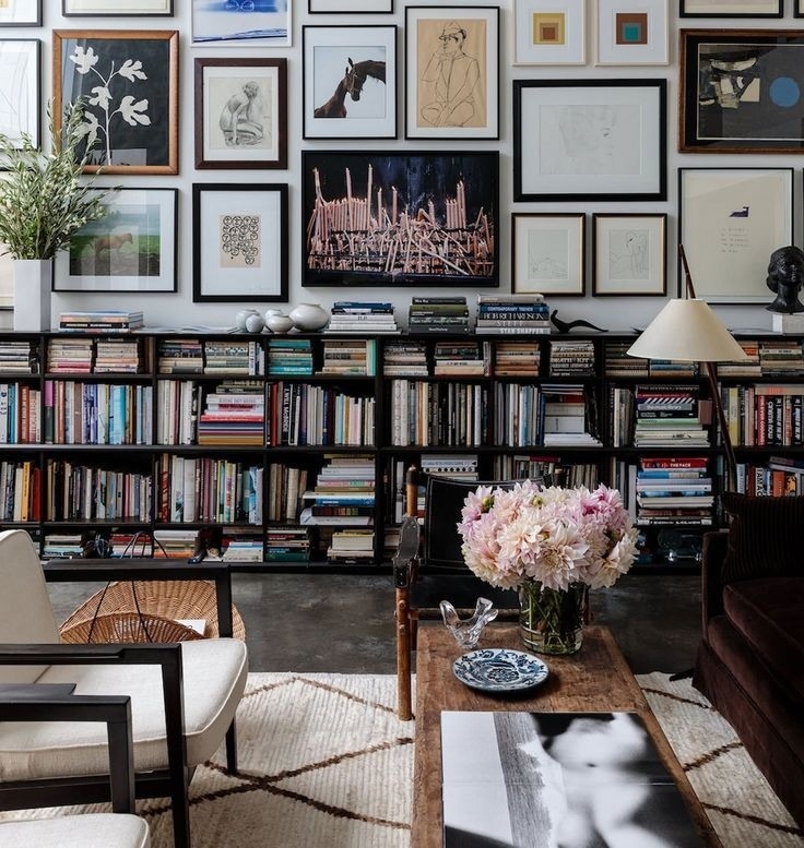 Иностранные интерьерные журналы всё чаще показывают гостиные без телевизоров, зато с полками, ломящимися от изданий в кожаных переплётах, винтажных томиков и свежих арт-буков.