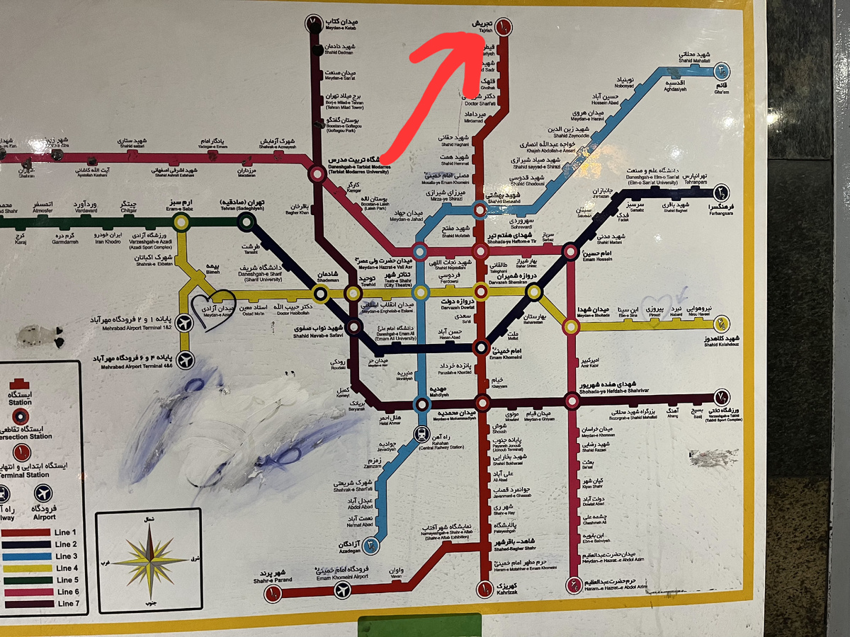 неуклюжей стрелкой указано, куда ехать)