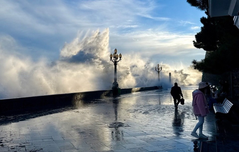    Глава Ялты Янина Павленко показала шторм, накрывший город. Фото: Telegram-канал Янины Павленко