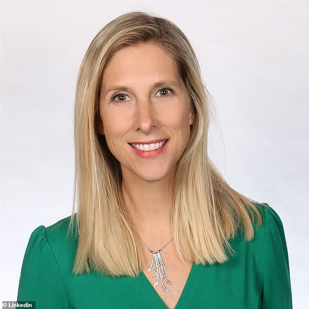 Лиза Рейвенскрофт, которую бывший начальник описал как "неуязвимый солнечный свет", была принята на работу из ведущей коммуникационной компании Edelman, где она работает «руководством с известными людьми, переживающими самые трудные времена».