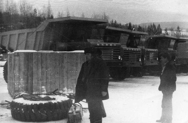 Фото автора. 80 годы двадцатого века. В деревянном ящике, ЗИП самосвала БелАЗ.