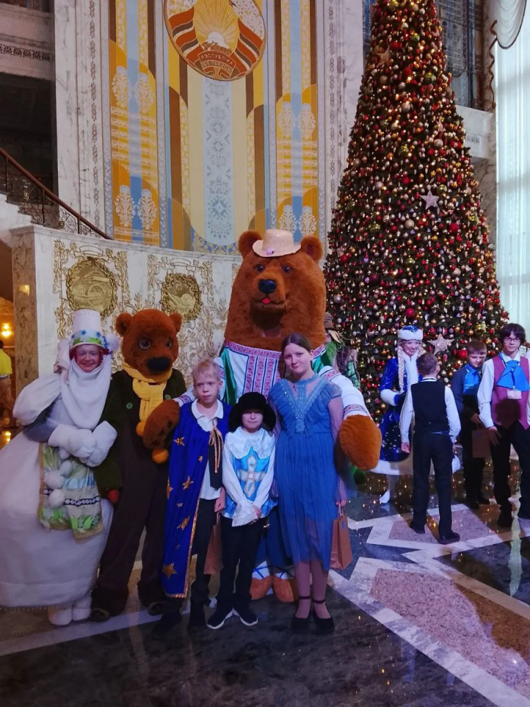 Юные представители белорусов Самарской области (слева направо) Макар Мелихов, Артём Курмаков и Серафима Репецкая во Дворце Независимости на новогодних торжествах Фото: Пресс-служба СООО «РУССКО-БЕЛОРУССКОЕ БРАТСТВО 2000»