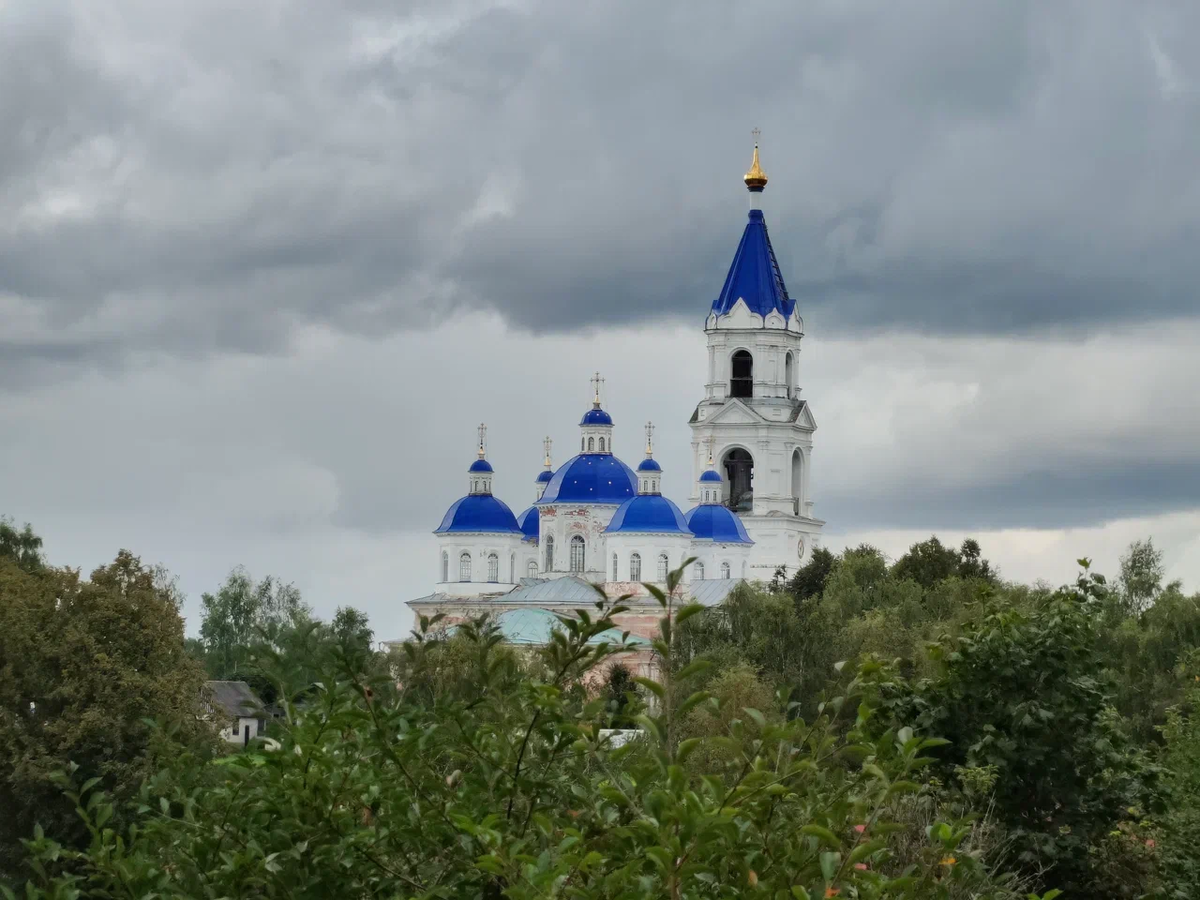 Воскресенский собор сложно не заметить.