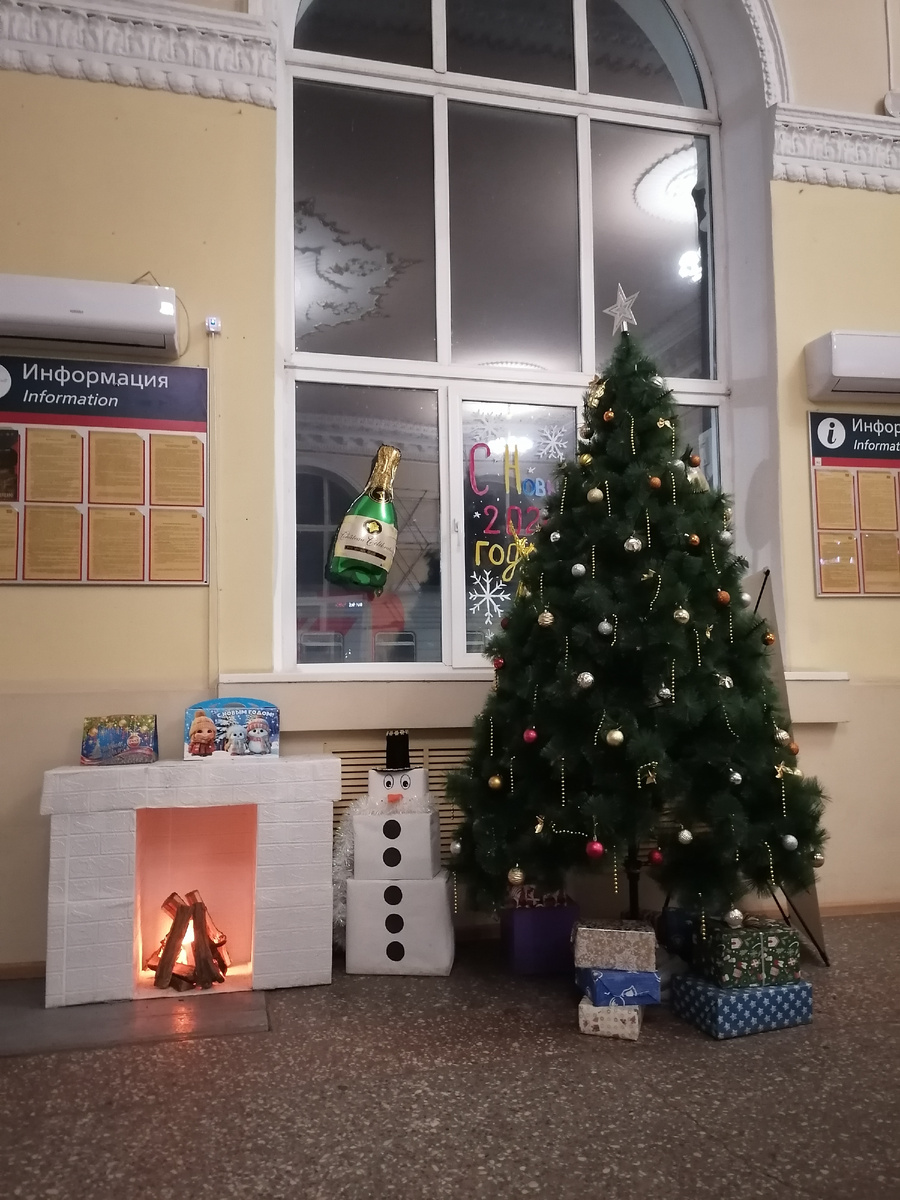 Елочка на вокзале, где пришлось провести в ожидании 3 часа