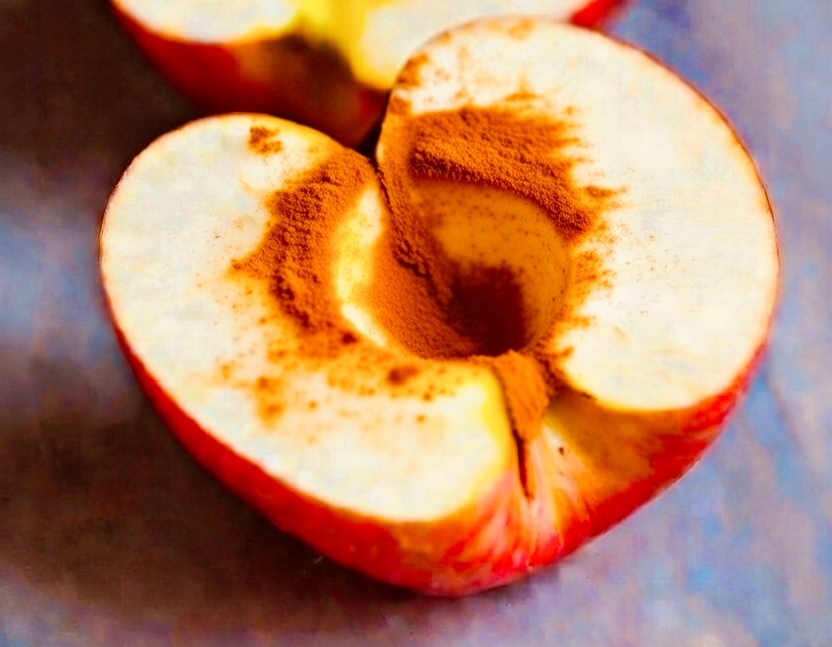 Яблоко с корицей