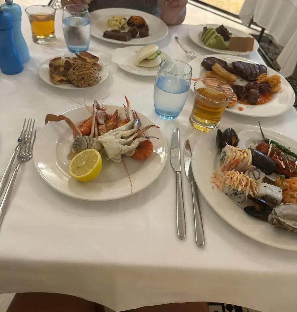    Певица вкусно ест. Фото: личная страница героя публикации