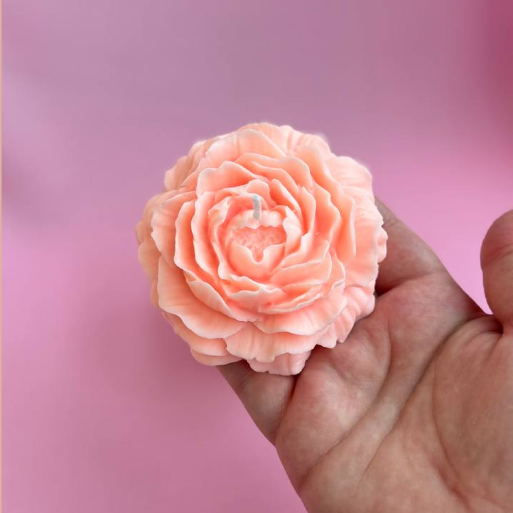 Пример корпоративного подарка на 8 марта - ароматная свеча-пион диаметром 8 см