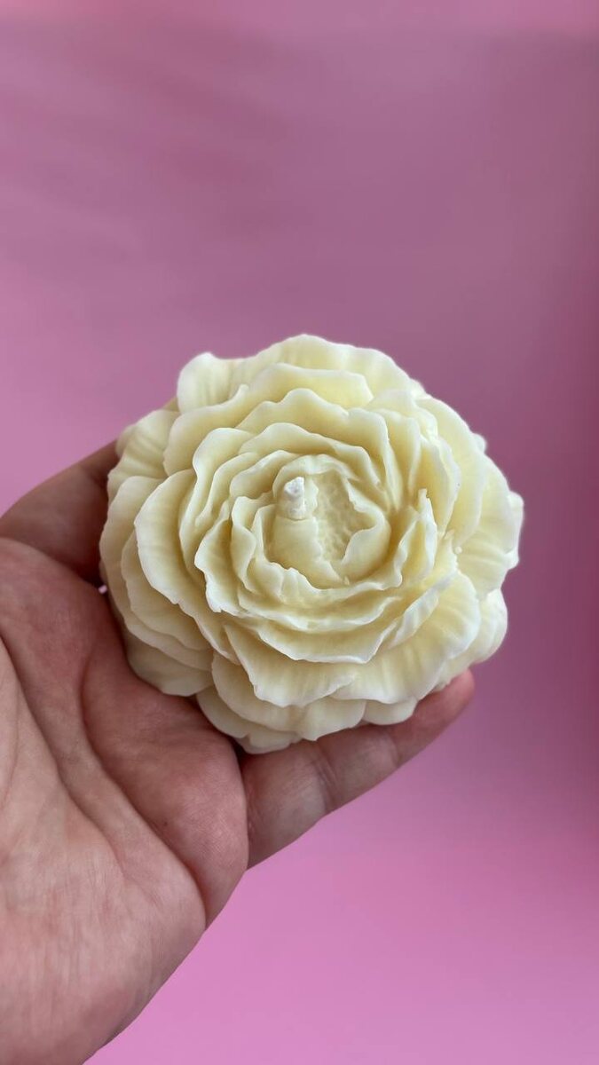 Пример корпоративного подарка на 8 марта - ароматная свеча-пион диаметром 8 см