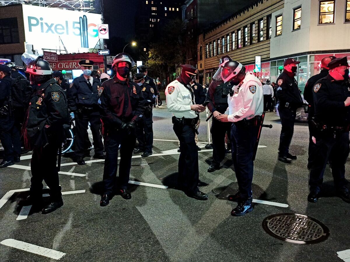    Полицейские стоят в оцеплении во время проведения акции протеста в Нью-Йорке | © РИА Новости / Стрингер