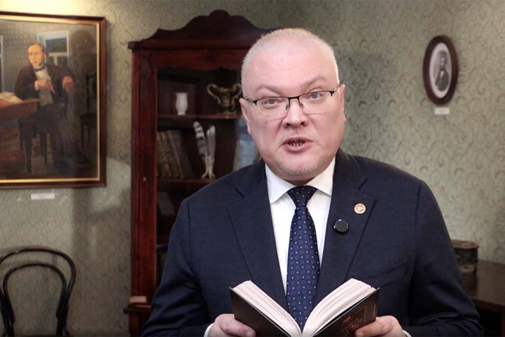    Губернатор Кировской области Александр Соколов открывает чтение сказки в Доме-музее Михаила Евграфовича Салтыкова-Щедрина в Вятке. / Фото: rg.ru