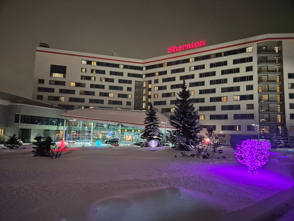 Вид на отель со стороны входа