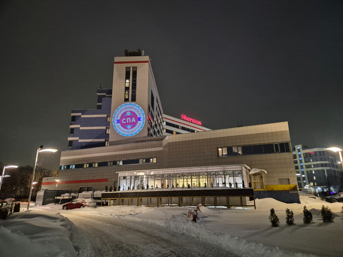 Вид отеля сбоку