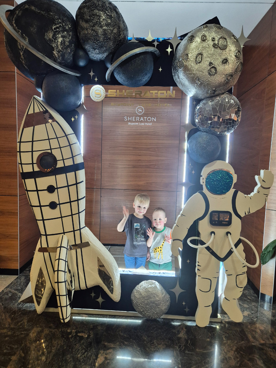 Наши мальчики в фотозоне отеля