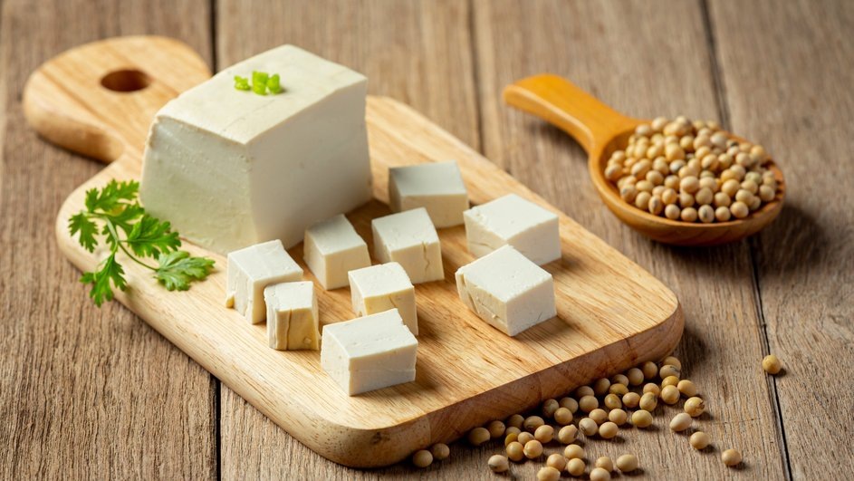 Фасоль, чечевица, соя, тофу — источники растительных белков, клетчатки и магния. Употребление бобовых 2 раза в неделю вместо мяса может снизить уровень холестерина в крови на 5%. Чёрная фасоль также содержит фолиевую кислоту и антиоксиданты, которые помогают контролировать артериальное давление, уровень холестерина и сахара в крови.