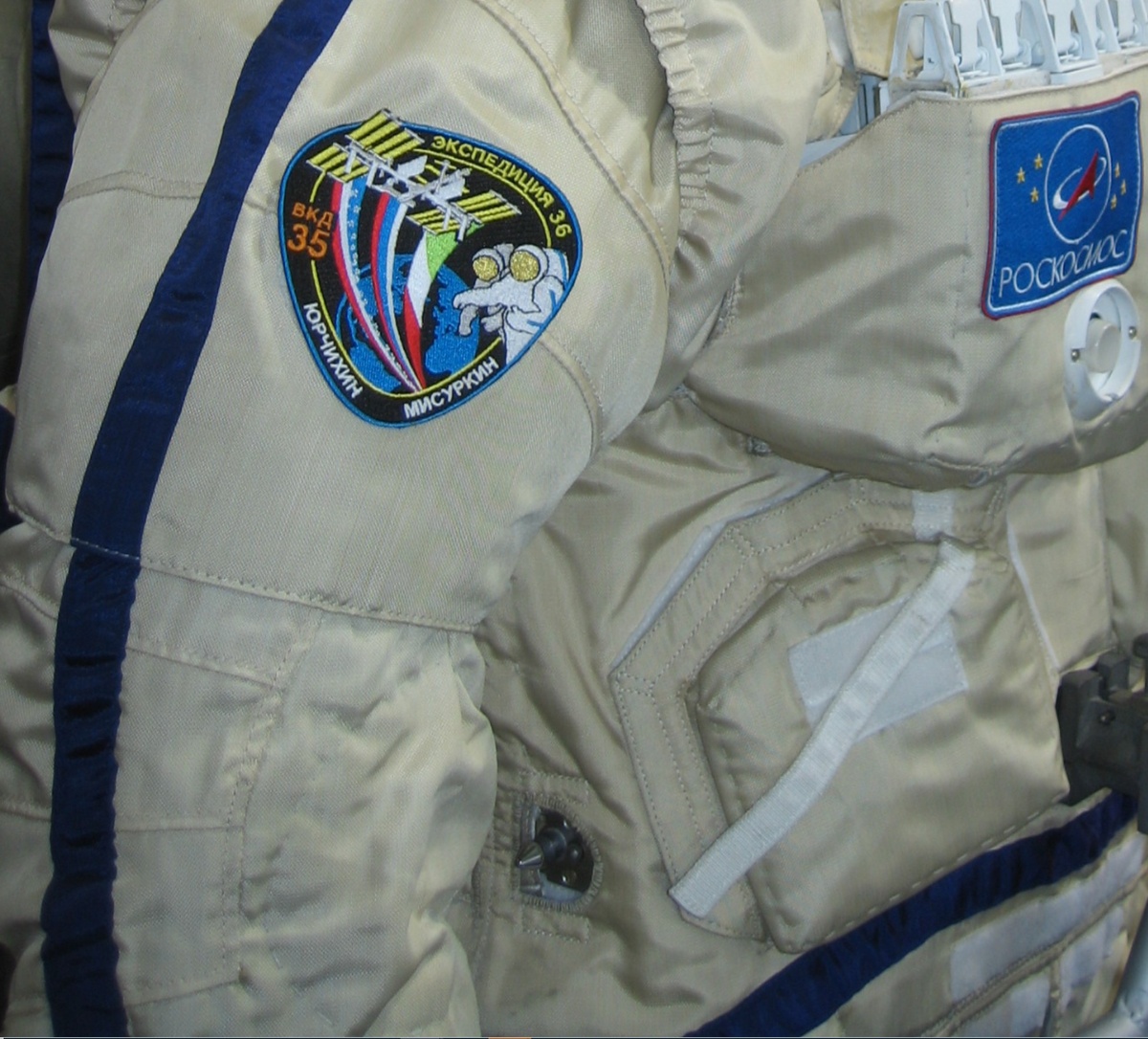 Почему автор не привёл новый скафандр, а подсунул старьё, рухлядь? Ничего не лохматится и не торчит на новом скафандре.