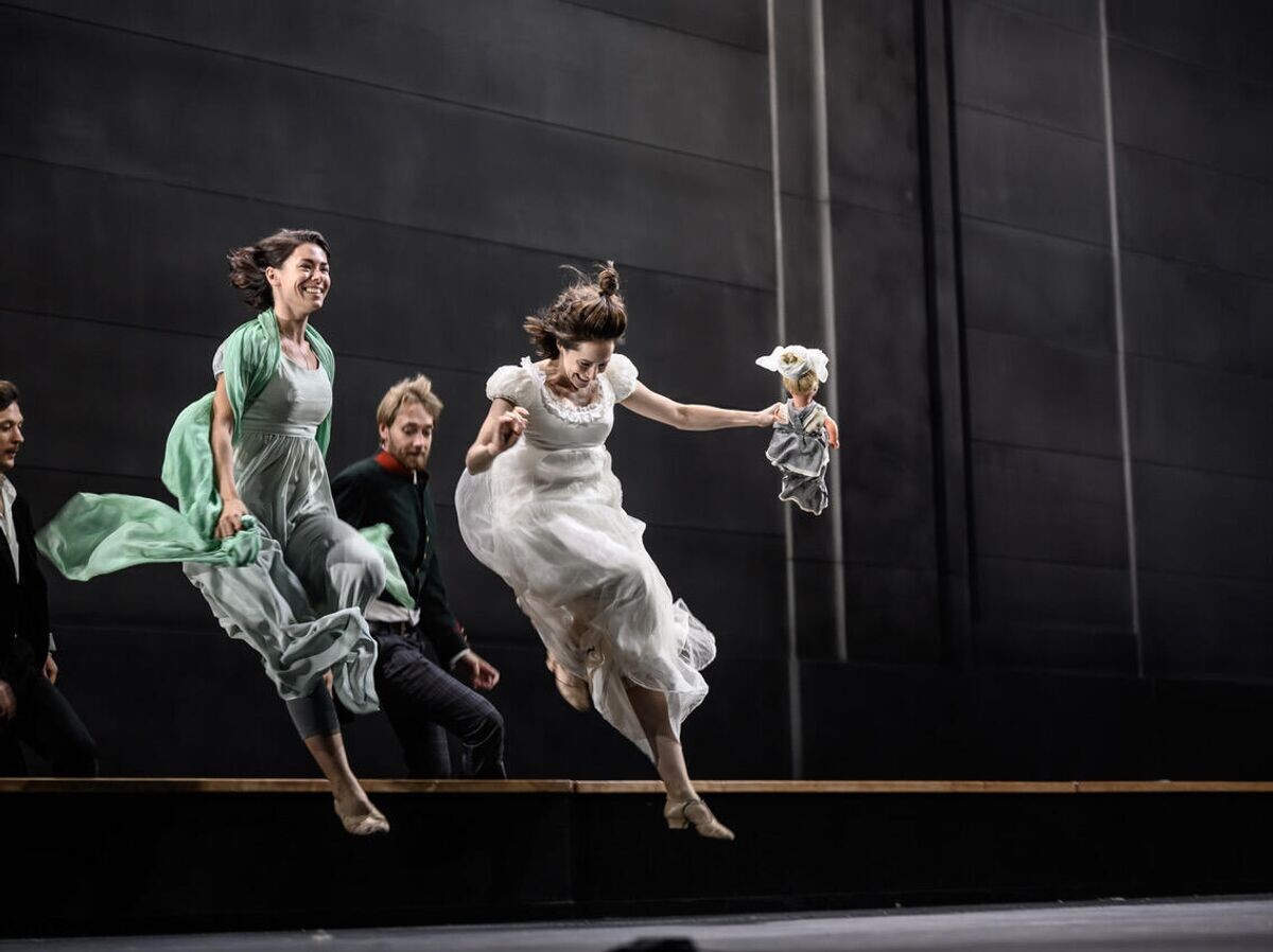    Сцена из спектакля "Война и мир" | © Фото : пресс-служба Вахтанговского театра