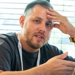    — Рынок автомобилей с пробегом традиционно менее волатилен из-за большего ассортимента и способов покупки, поэтому он, скорее всего, будет более устойчивым, но все же оставаясь чувствительным к общей экономической ситуации. Наиболее вероятный прогноз — в 2026 году китайские автобренды продолжат завоевывать рынок, в том числе через локализацию производства, — рассказал «Реальному времени» руководитель группы ПФО «Авто.ру» Рустам Гатауллин.