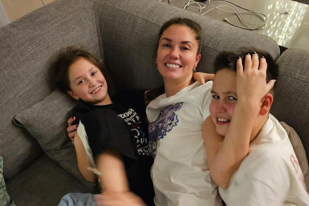    Агата Муцениеце с сыном и дочкой Социальные сети