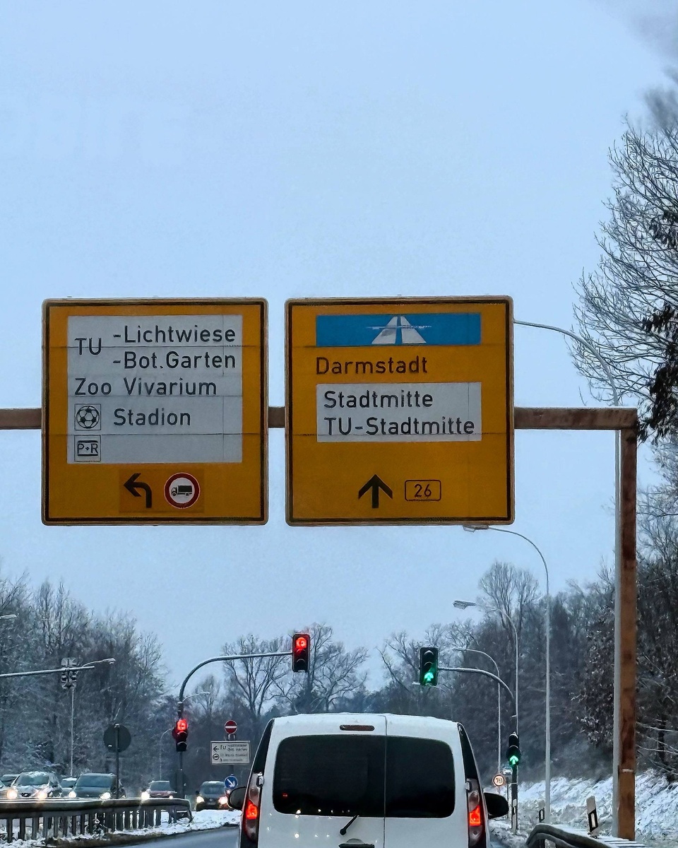  Справа на знаке написано Дармштадт. 