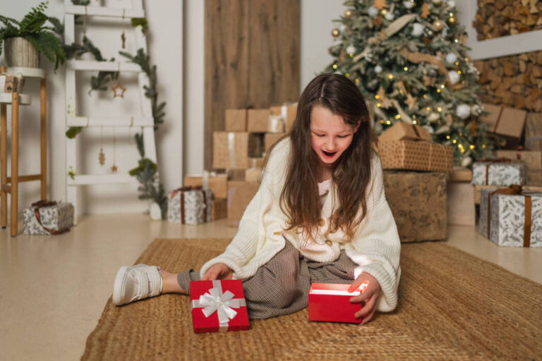    Frohe Weihnachten Xmas Urlaub. Teenager-Mädchen Auspacken öffnen Geschenk-Box in der Nähe von Weihnachtsbaum. Teen kid Kind im Wohnzimmer mit Weihnachtsbaum öffnen Geschenk-Box mit Überraschung Gesicht. Heiligabend zu Hause. Merry Christmas Xmas holiday. Teenage girl unpacking open up gift box near Christmas tree. Teen kid child in living room with Christmas tree opening gift box with surprise face. Christmas eve at home LicenseRF ,model released, Symbolfoto Copyright: xZoonar.com/IuliiaxZavalishinax 24081802 ,model released, Symbolfoto ,property released