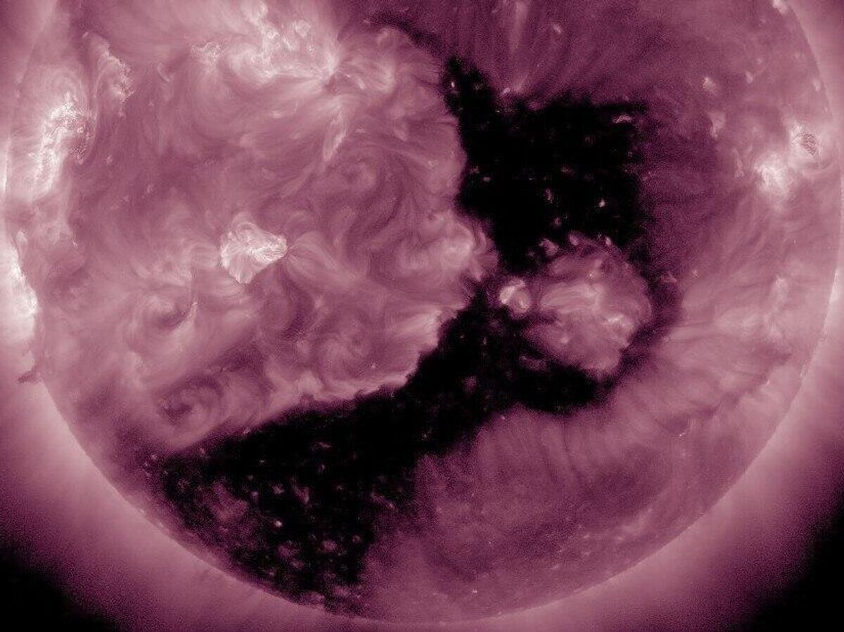    Поток солнечного ветра из появившейся на Солнце корональной дыры | © Фото : Лаборатория солнечной астрономии (XRAS)/Telegram