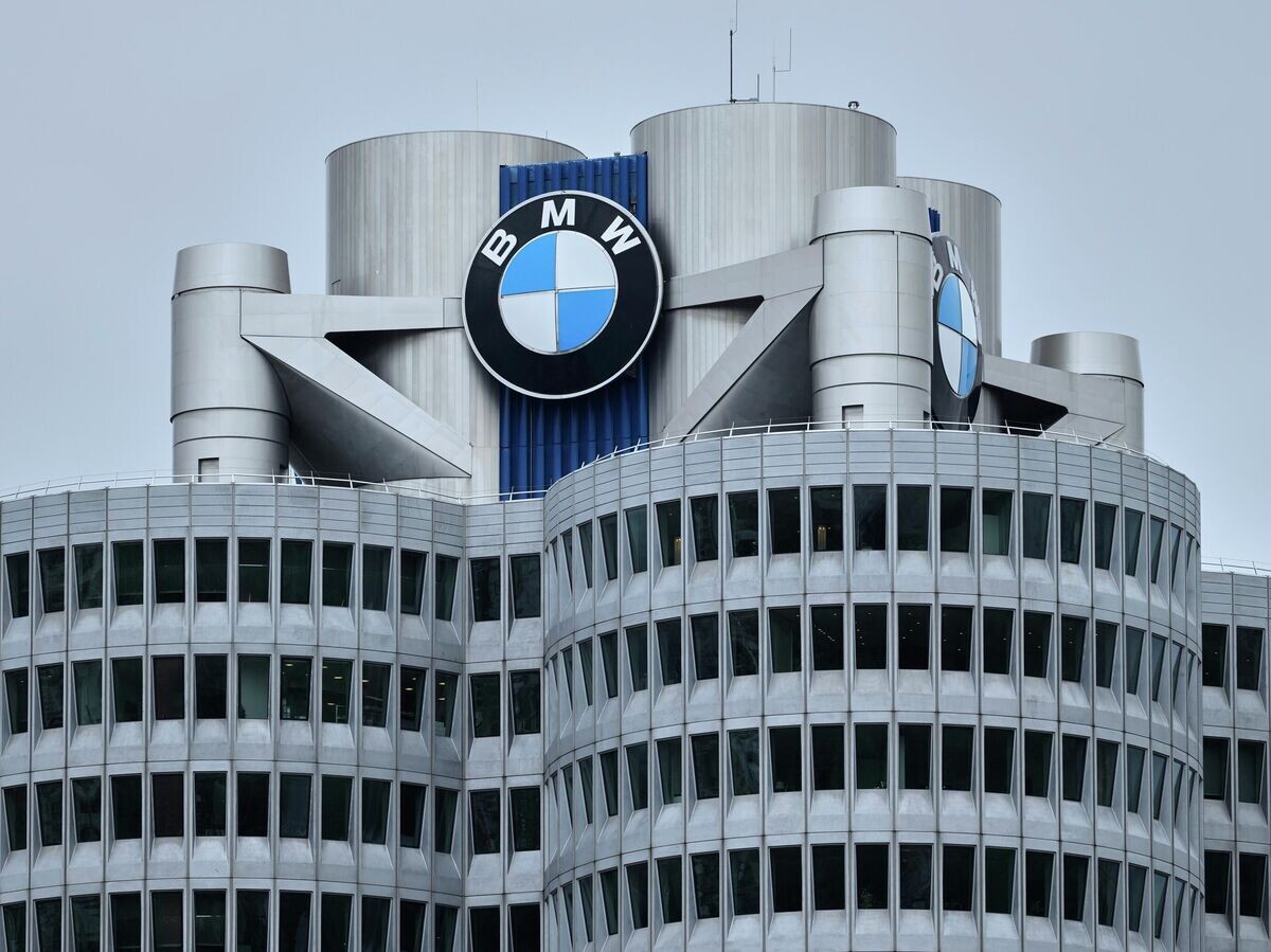    Логотип немецкого автопроизводителя BMW на здании штаб-квартиры компании в Мюнхене, Германия | © AP Photo / Matthias Schrader