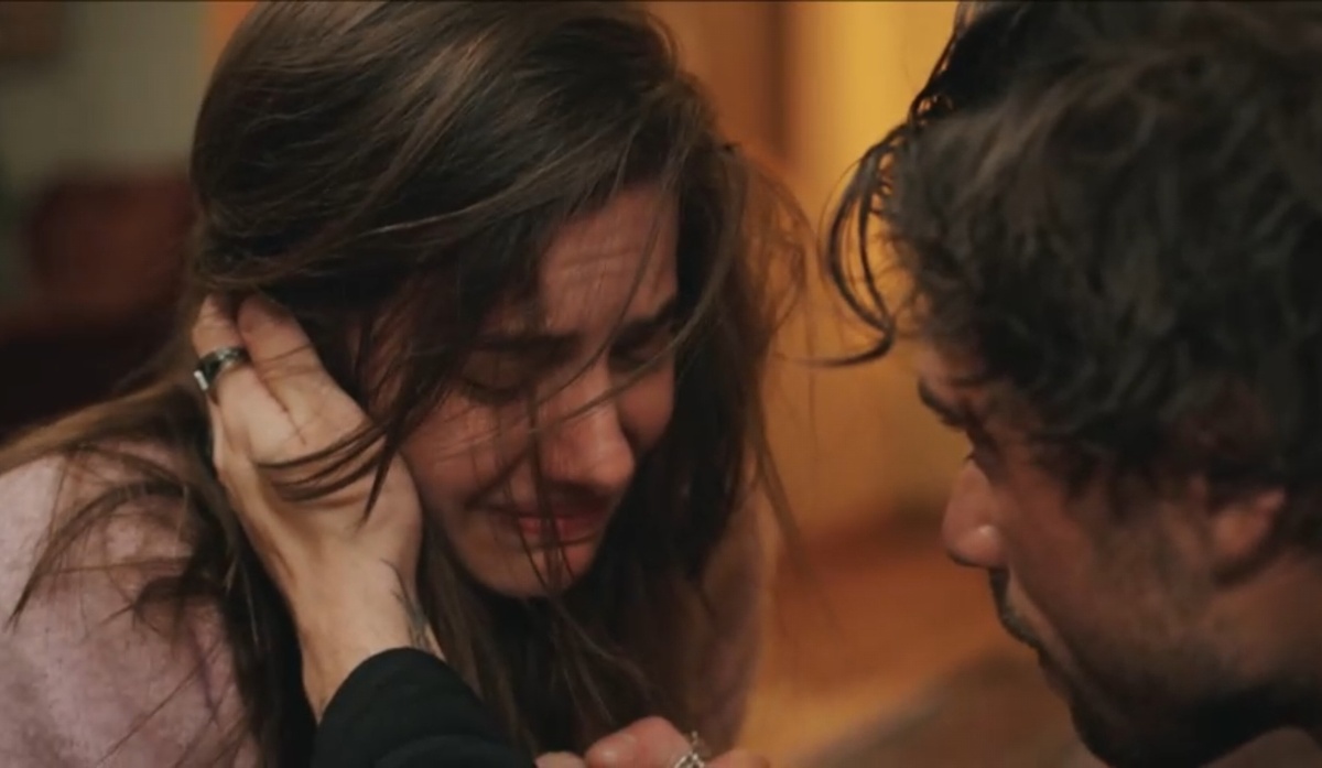 Кайе конечно ее жаль. Но надо сказать он лучше, чем кажется. Все-таки поддерживает Суну, хоть и объединяет их месть, а не любовь. Но кто знает, вот все могло у них случится лучше.