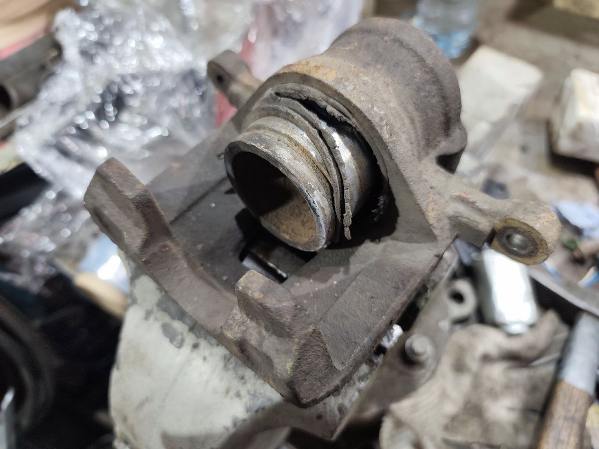 Поршень уничтожен коррозией, пыльник порван. Такой суппорт не будет нормально работать