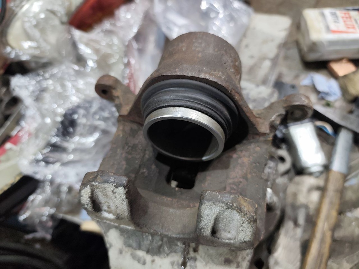 Пример хорошего суппорта. Пыльник целый. Если его отодвинуть - можно проверить внутреннюю коррозию поршня.