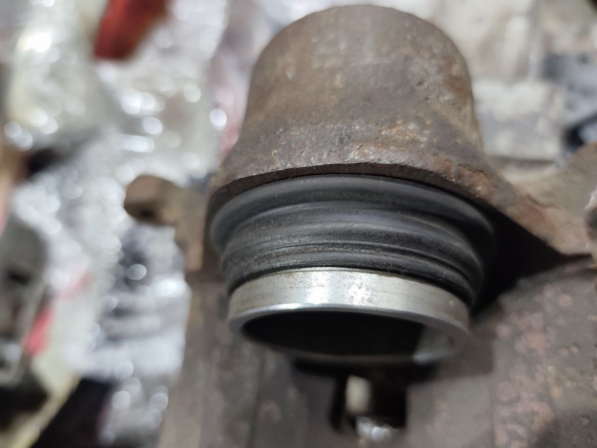 Пыльники стоит проверять на наличие микротрещин и разрывов