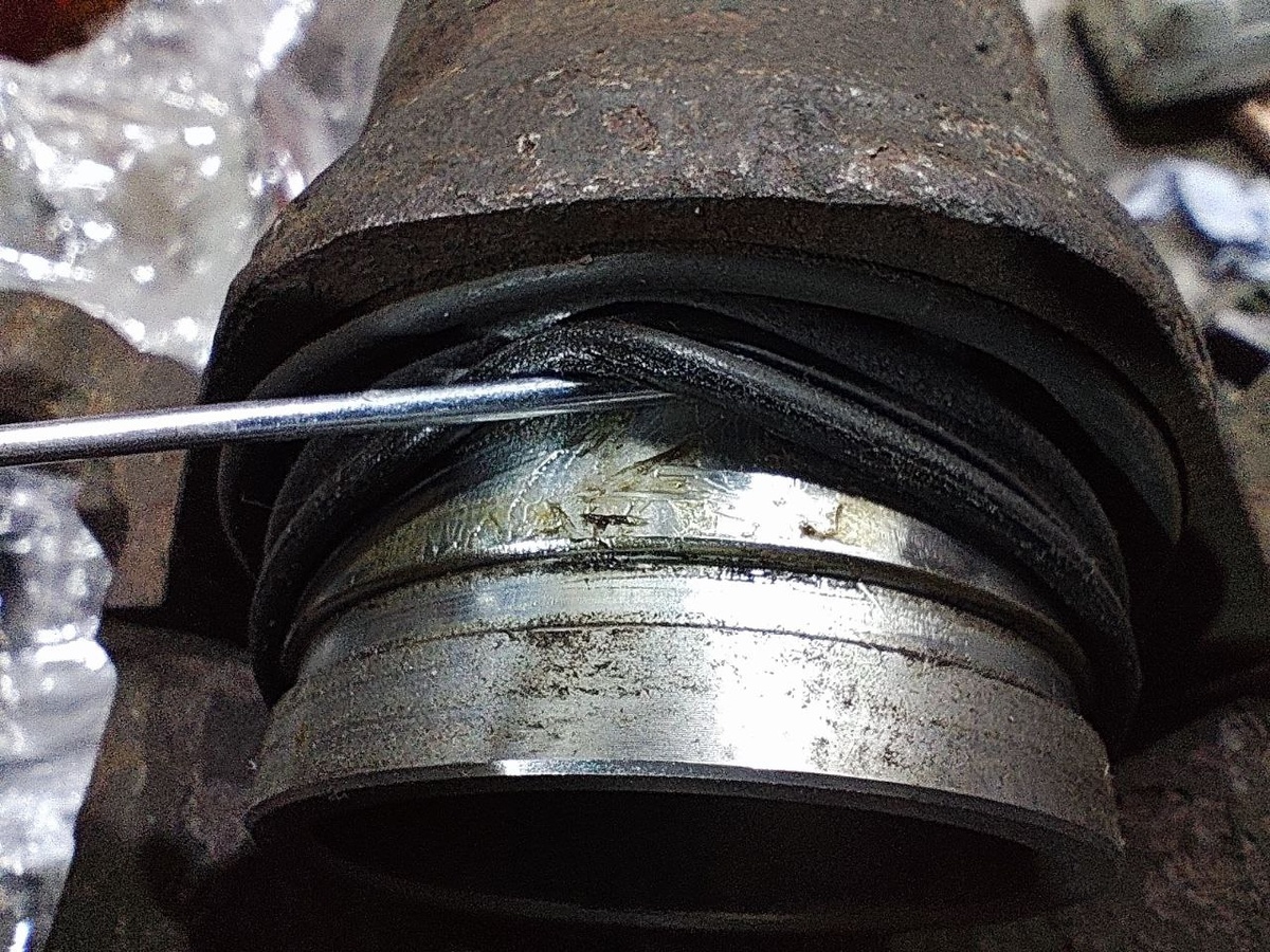 В данном случае суппорт восстановлен с использованием нового пыльника и поршня. Все это собирается на специальную монтажную пасту. Её мы и видим на этом фото