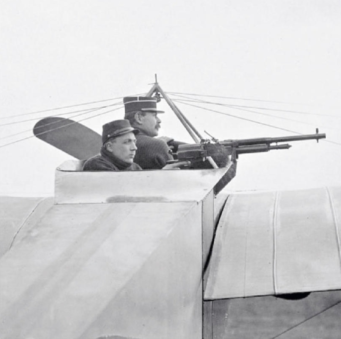 испытания вооружения бронированного истребителя Nieuport Destroyer 3 марта 1914 года. Самолет вооружен пулеметом, который вел огонь в правую сторону. Снимок DR, из коллекции Давида Мешина