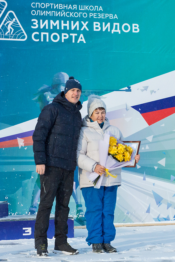 С золотым юбилеем от имени губернатора области Галину Кулыгину поздравил бывший её воспитанник, сегодня директор спортшколы олимпийского резерва зимних видов спорта Михаил Шамсутдинов.