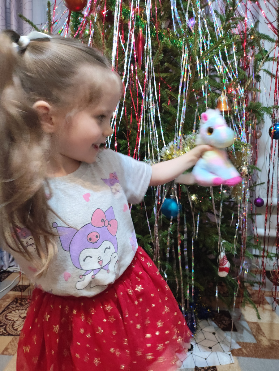 Лера кривляется у бабушкиной ёлки